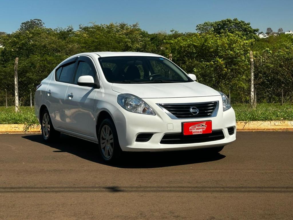 NISSAN Versa Sedan - Miniatura