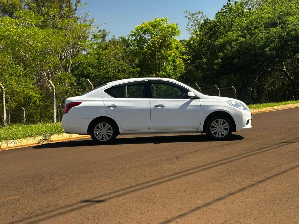 NISSAN Versa Sedan - Miniatura