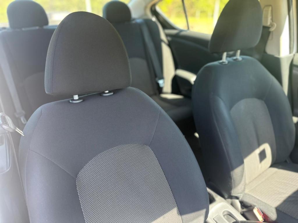 NISSAN Versa Sedan - Miniatura