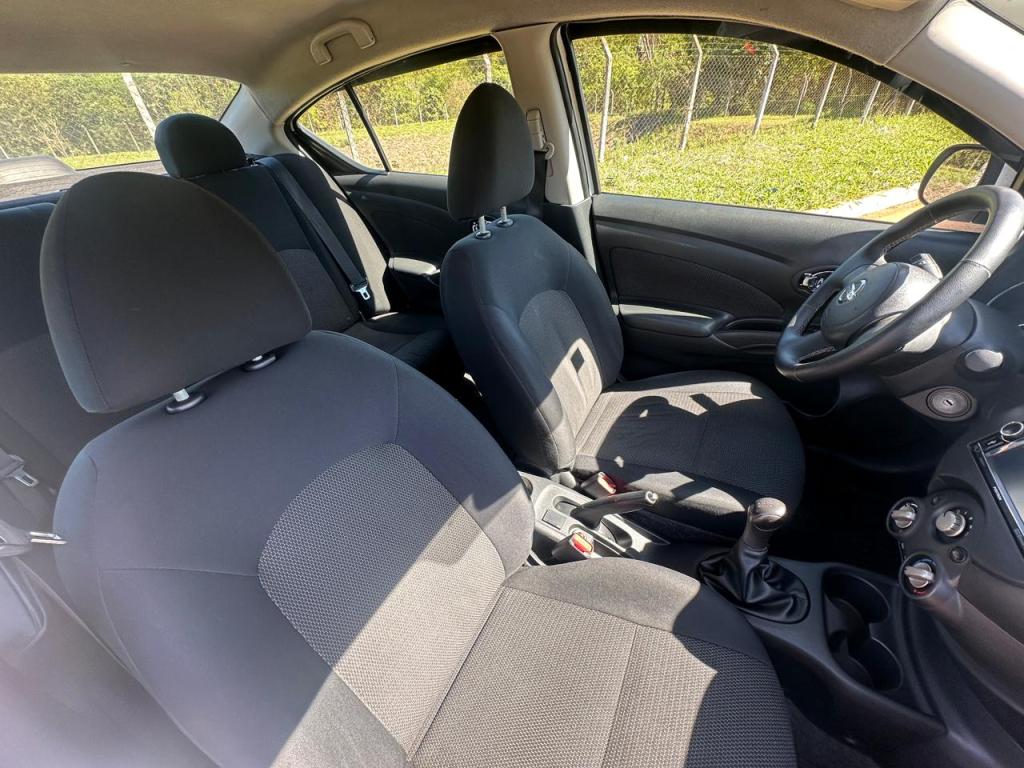 NISSAN Versa Sedan - Miniatura