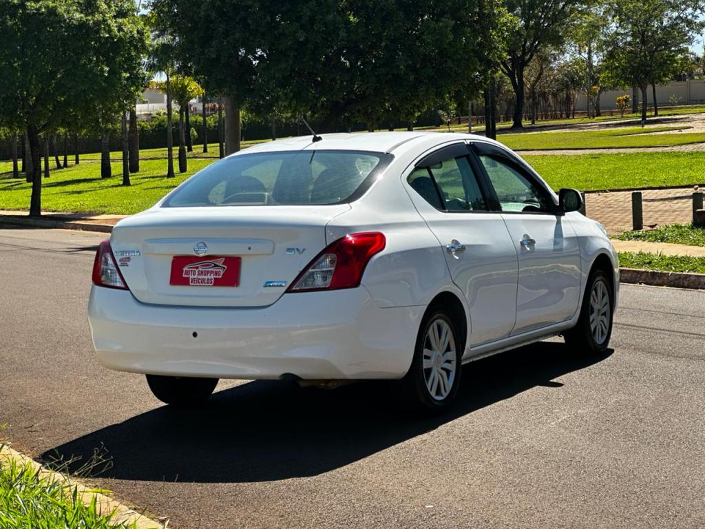 NISSAN Versa Sedan - Miniatura