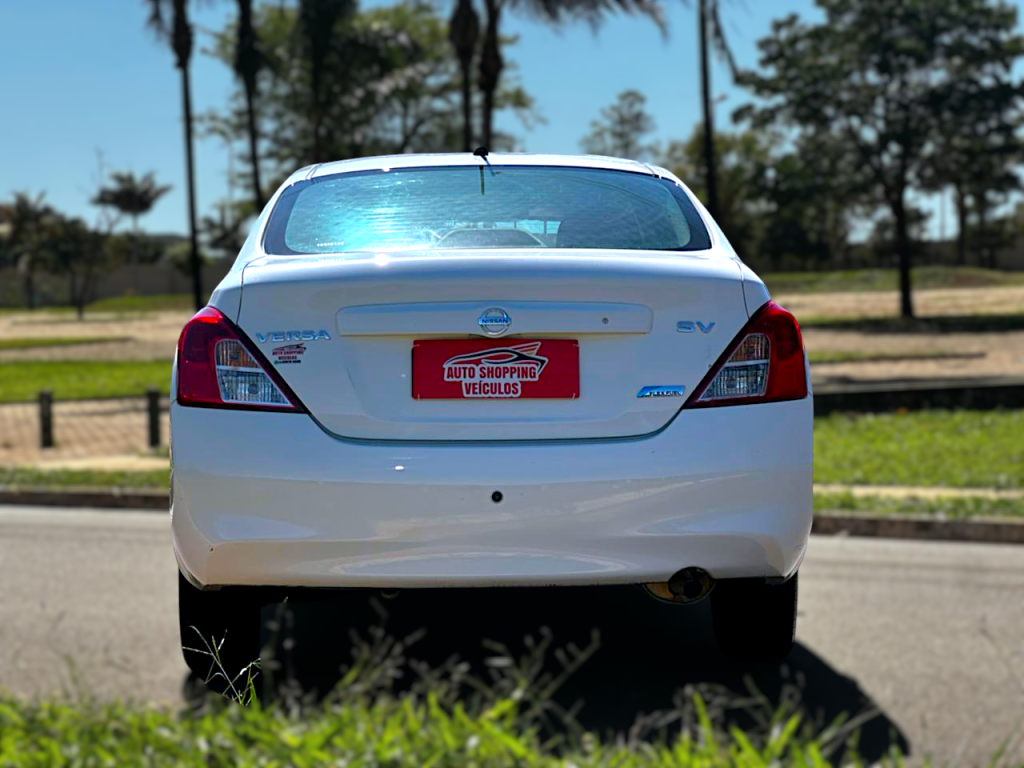 NISSAN Versa Sedan - Miniatura