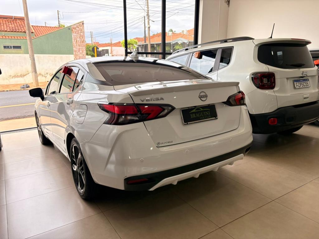 NISSAN Versa Sedan - Foto