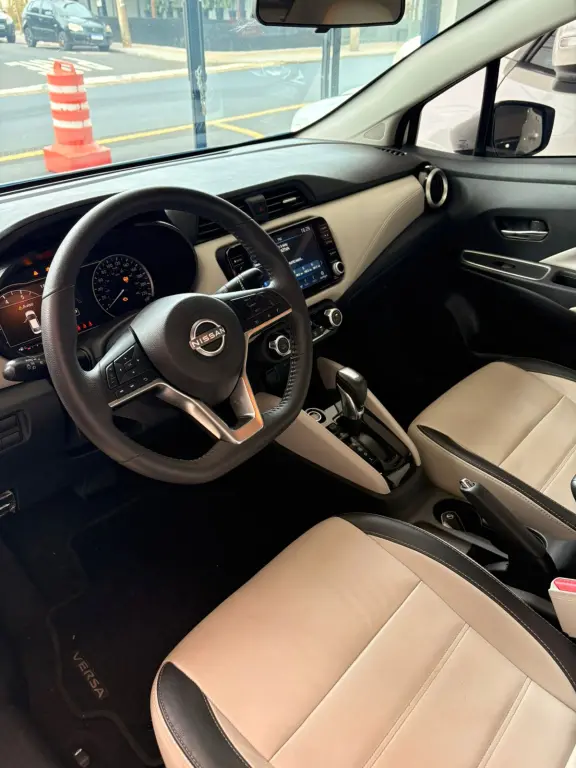 NISSAN Versa Sedan - Foto