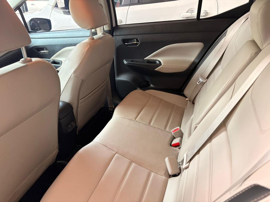 NISSAN Versa Sedan - Foto