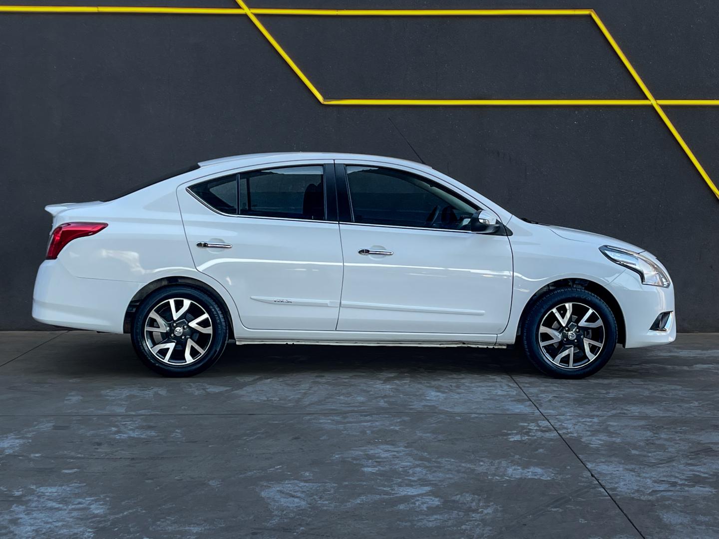 NISSAN Versa Sedan - Foto