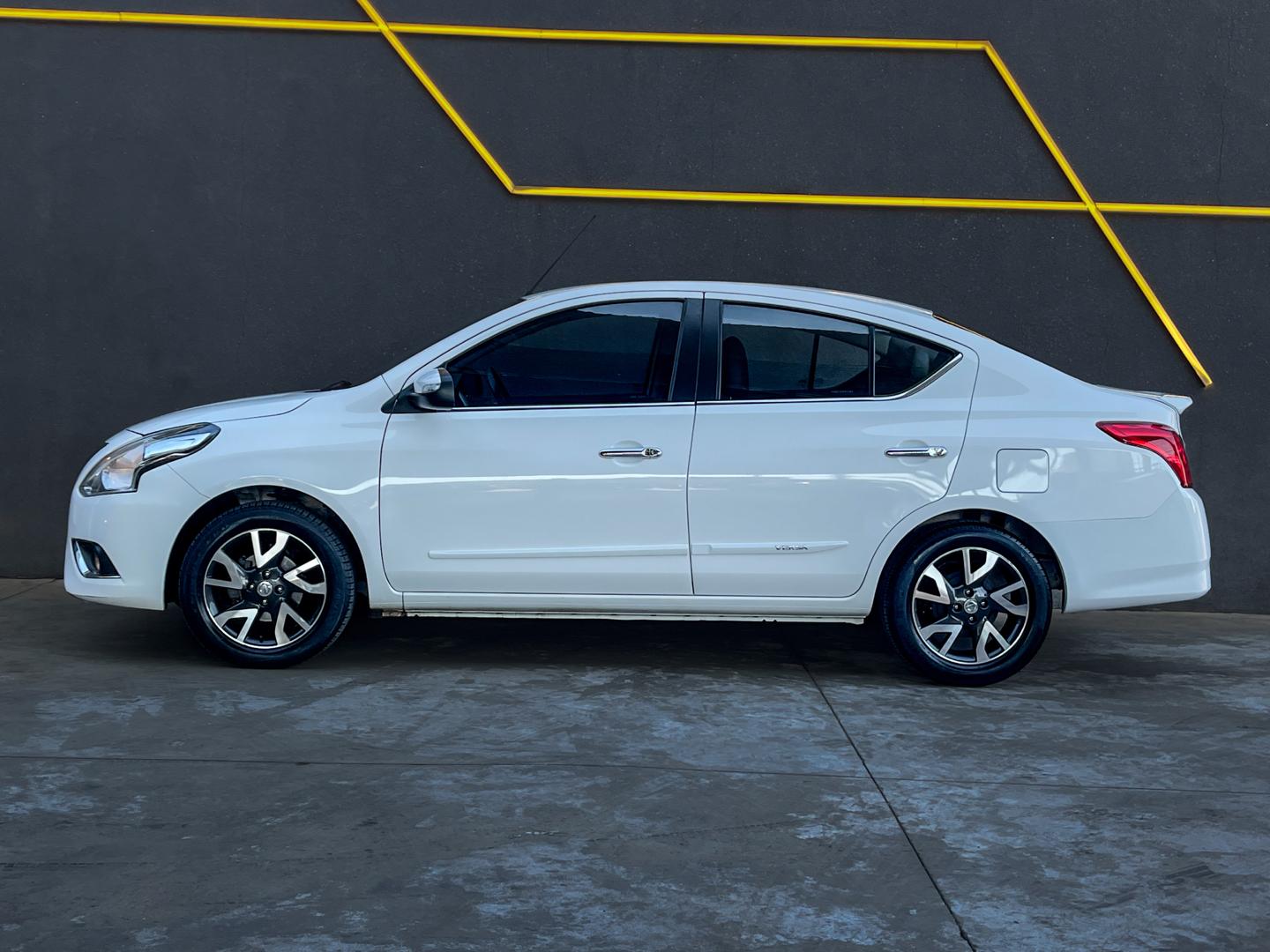 NISSAN Versa Sedan - Foto