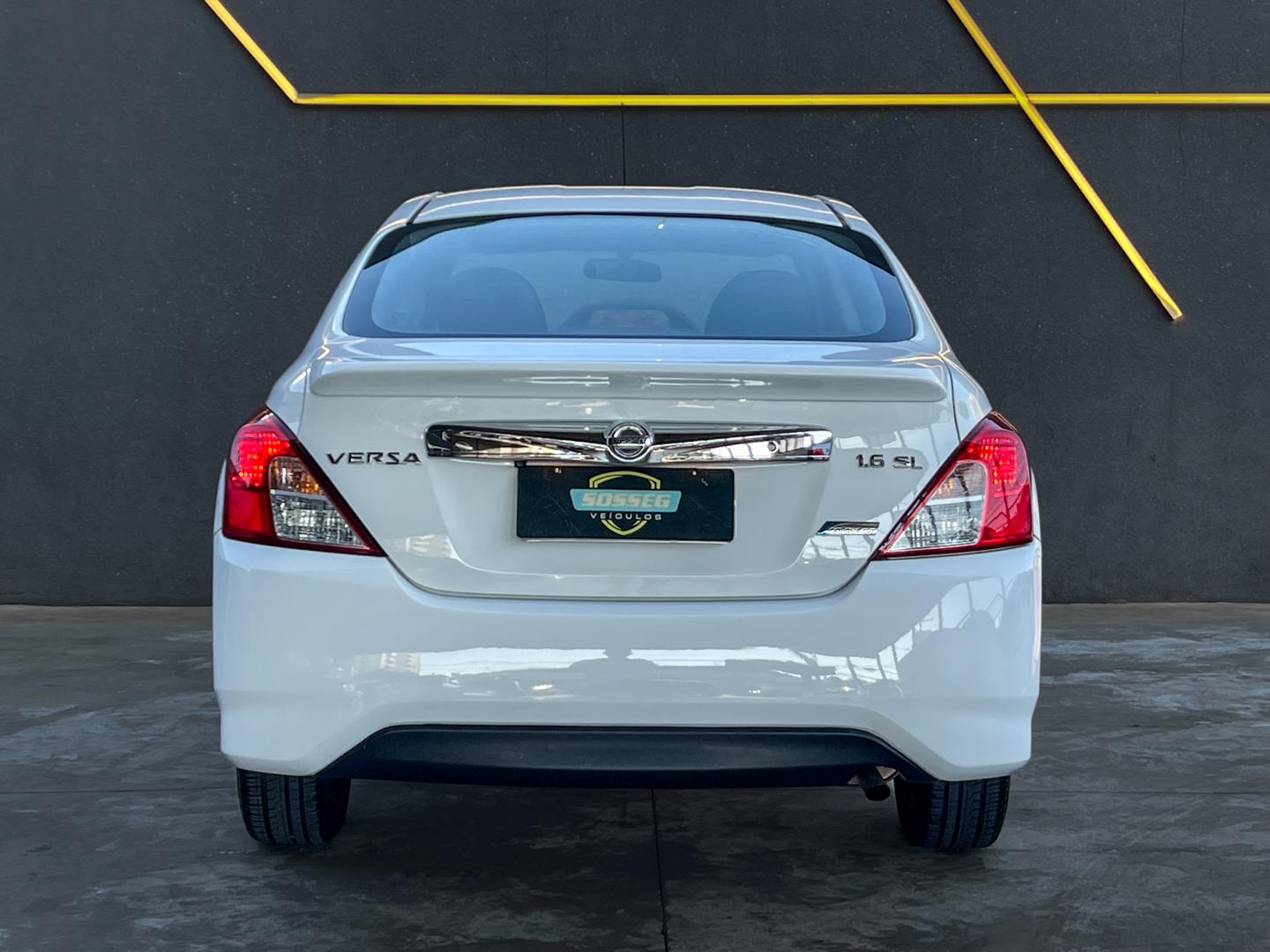 NISSAN Versa Sedan - Foto