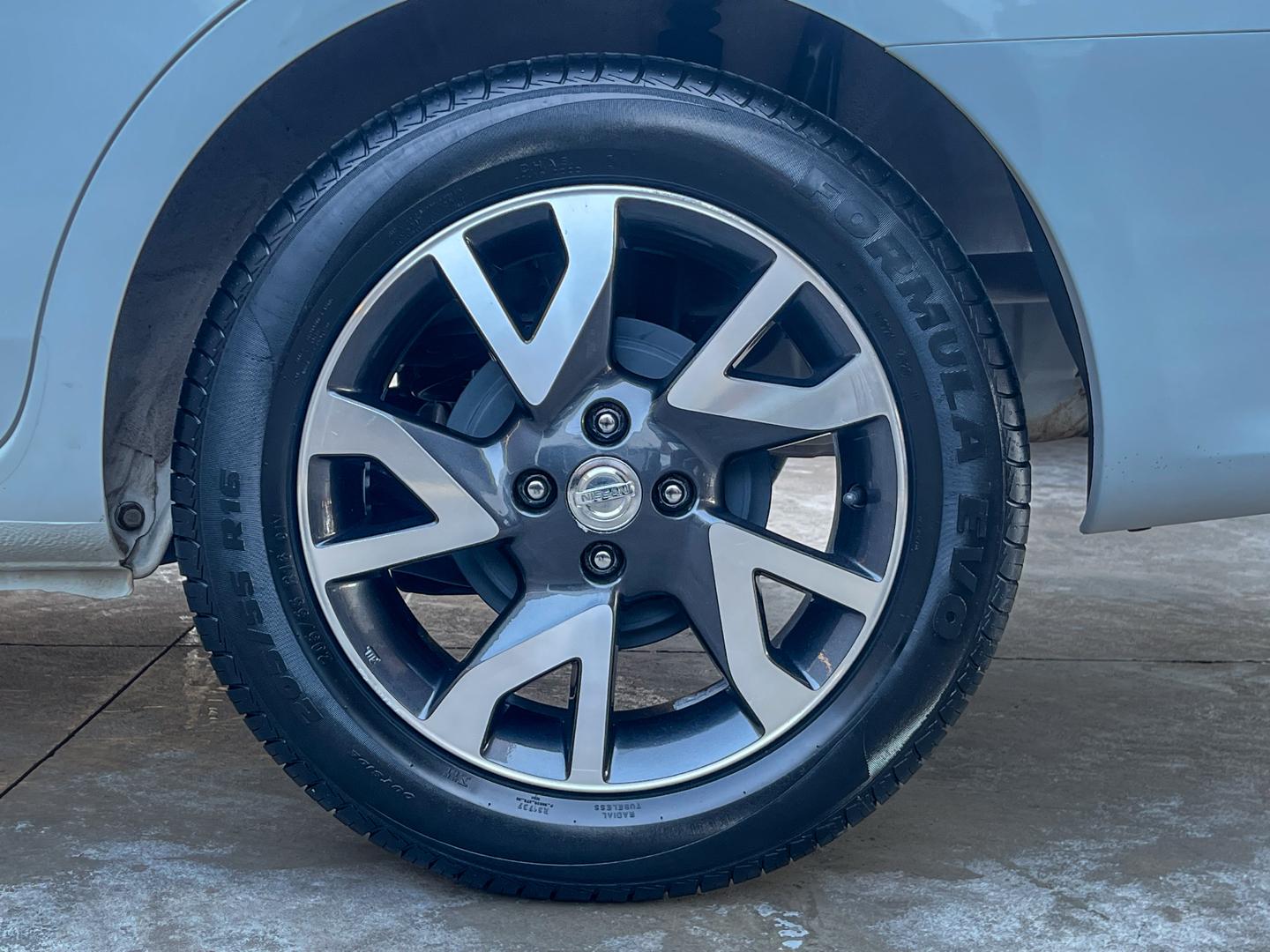 NISSAN Versa Sedan - Foto