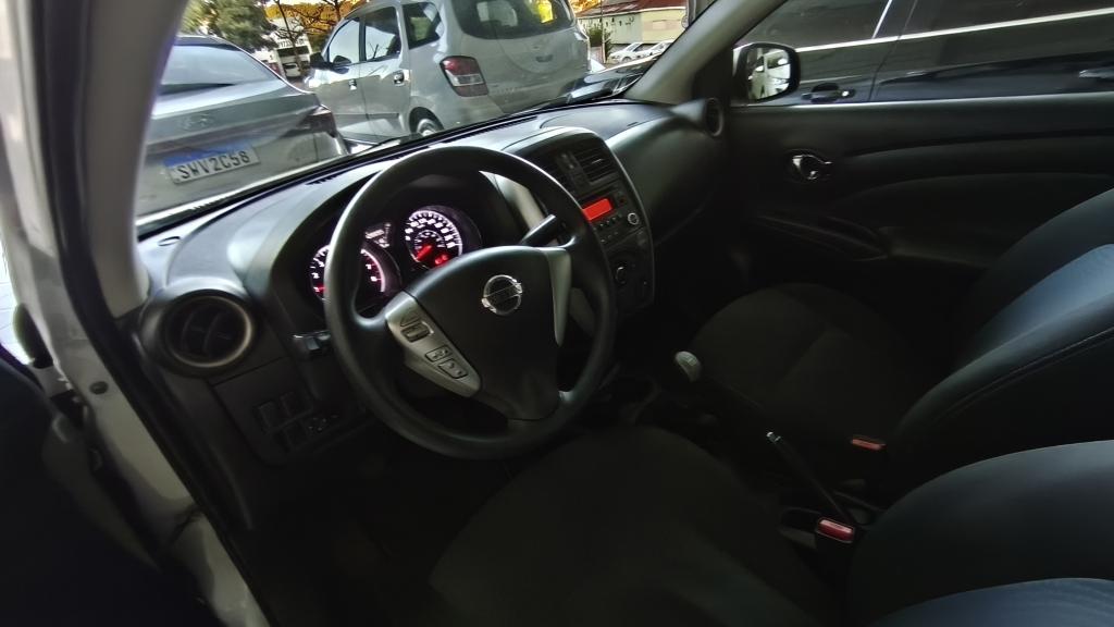 NISSAN Versa Sedan - Foto