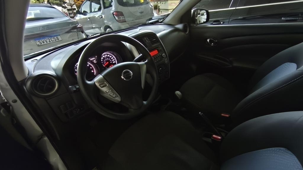 NISSAN Versa Sedan - Foto