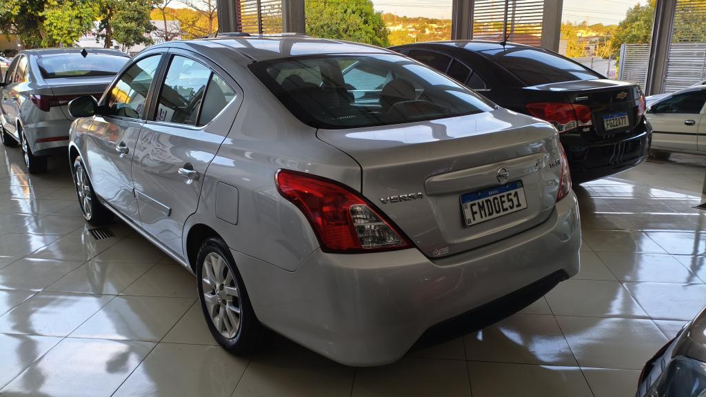 NISSAN Versa Sedan - Foto
