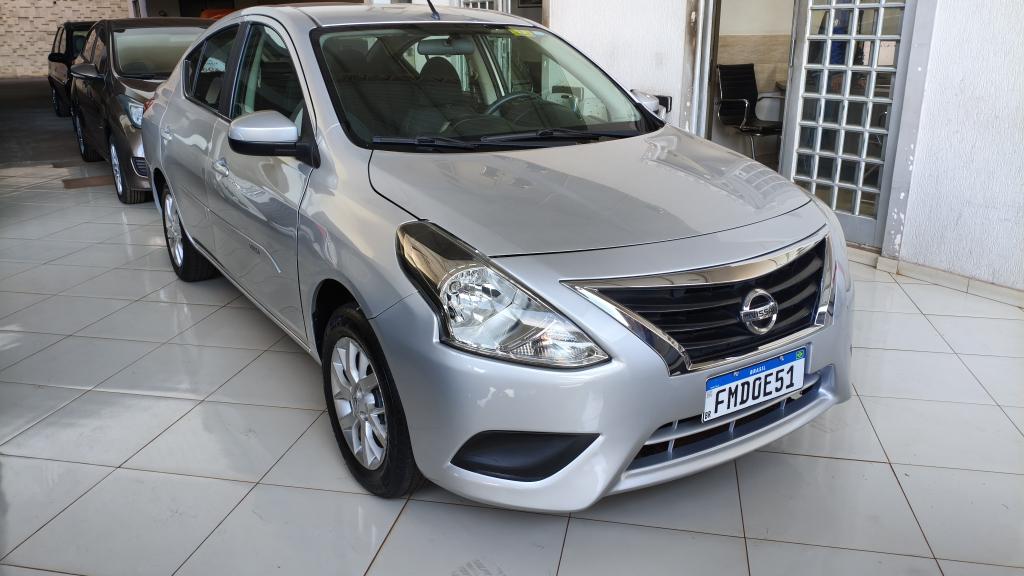 NISSAN Versa Sedan - Foto