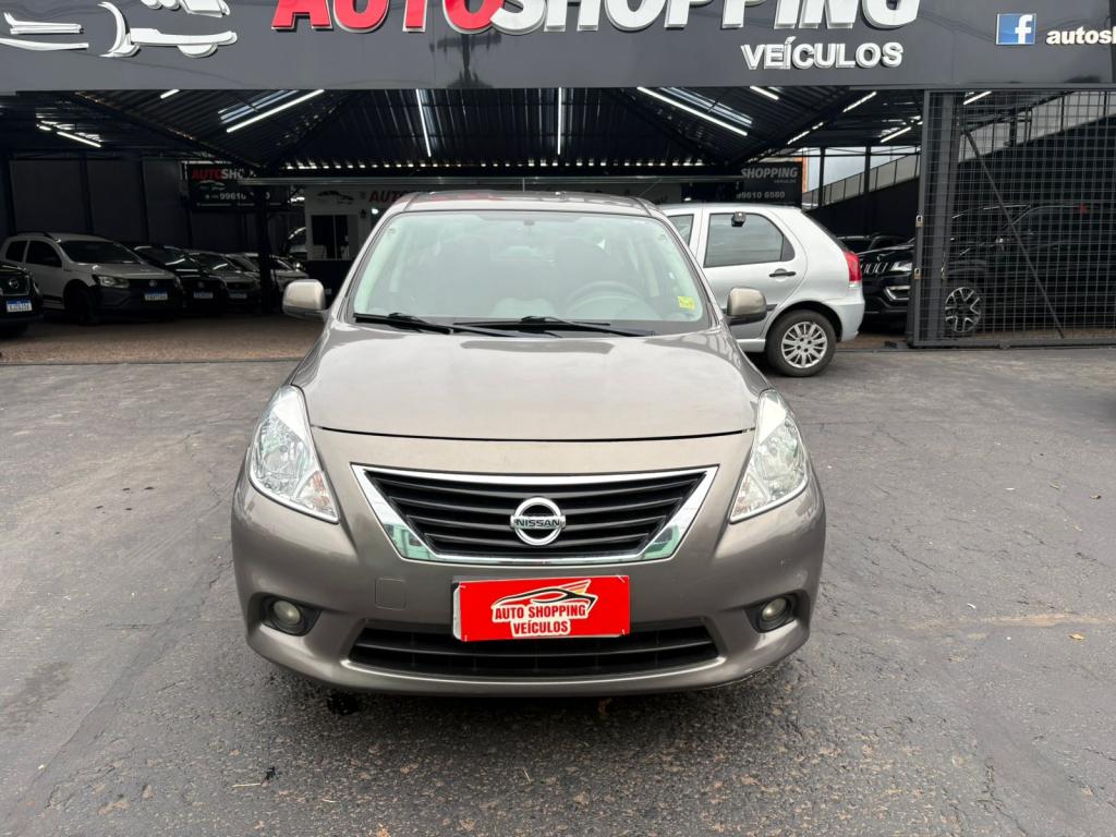 NISSAN Versa Sedan - Foto