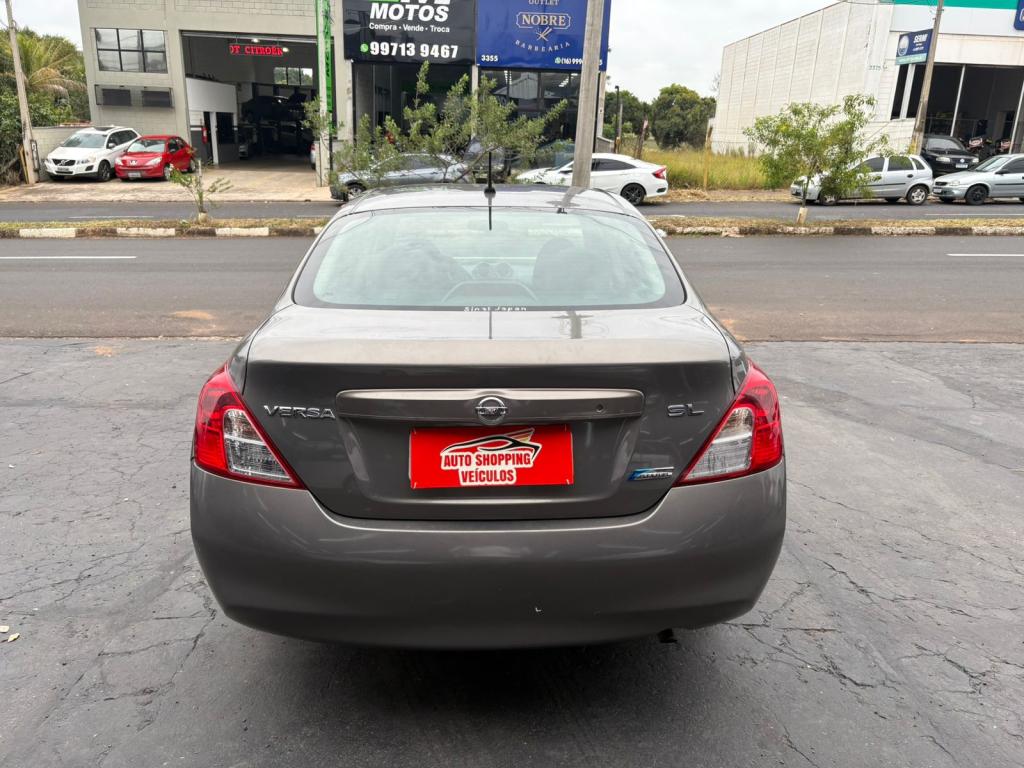 NISSAN Versa Sedan - Foto