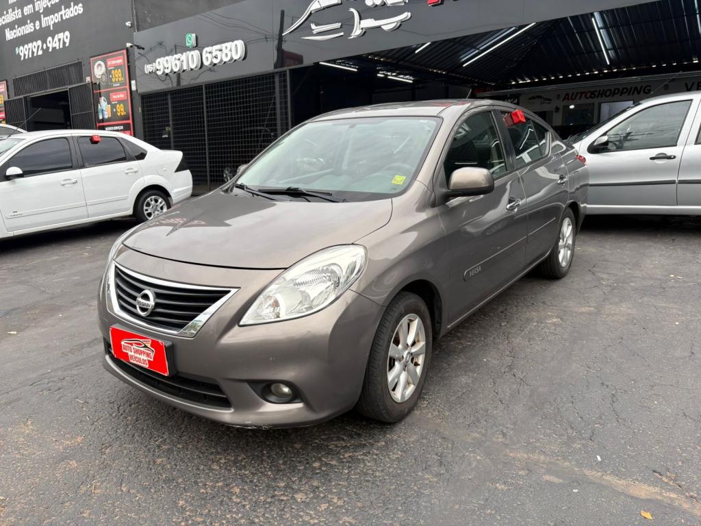 NISSAN Versa Sedan - Foto