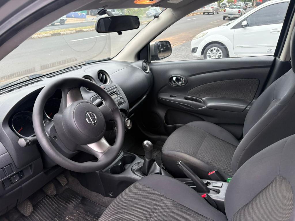 NISSAN Versa Sedan - Foto