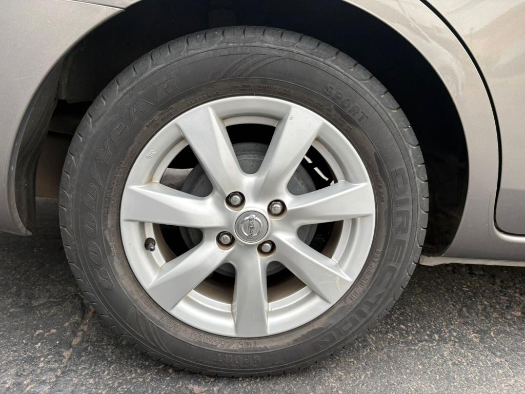 NISSAN Versa Sedan - Foto