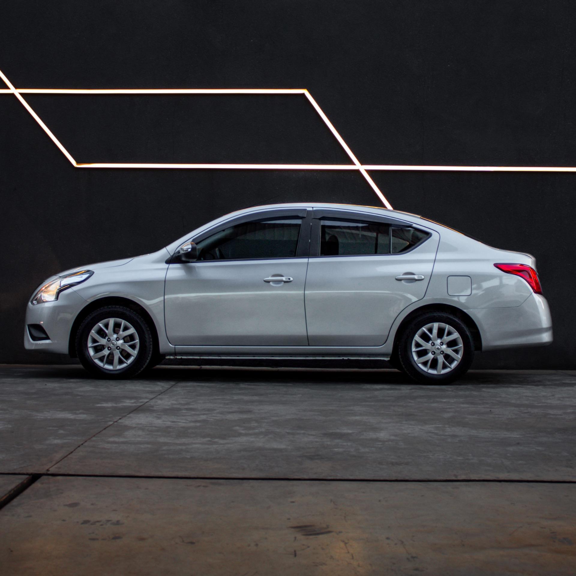 NISSAN Versa Sedan - Foto