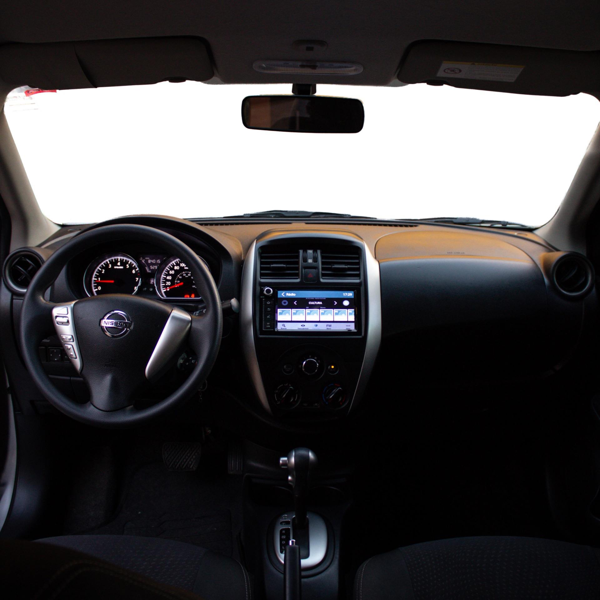NISSAN Versa Sedan - Foto
