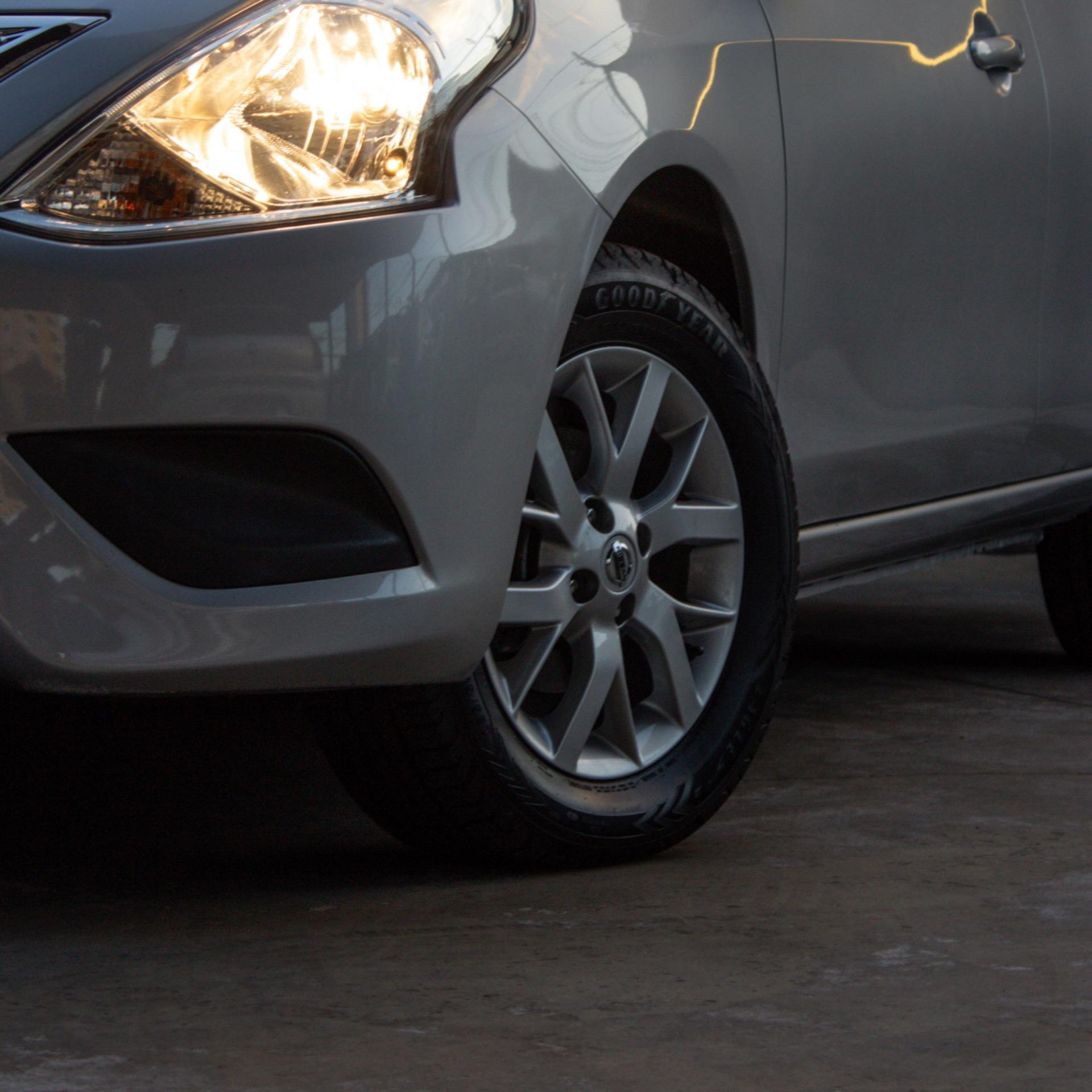 NISSAN Versa Sedan - Foto