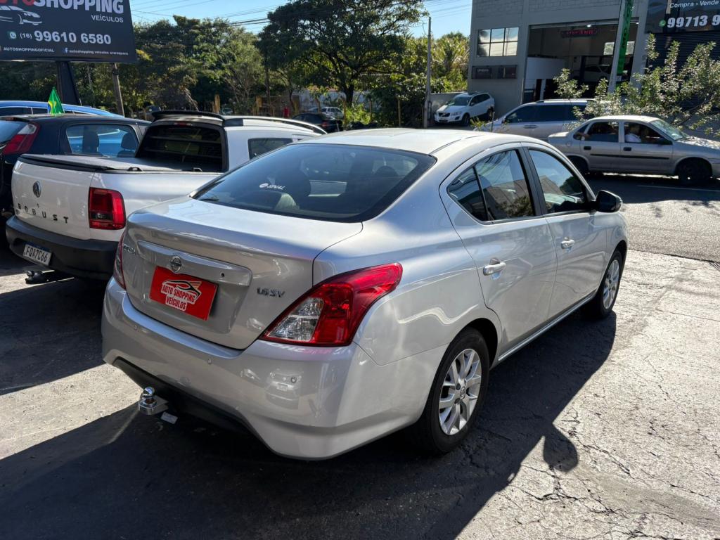 NISSAN Versa Sedan - Foto
