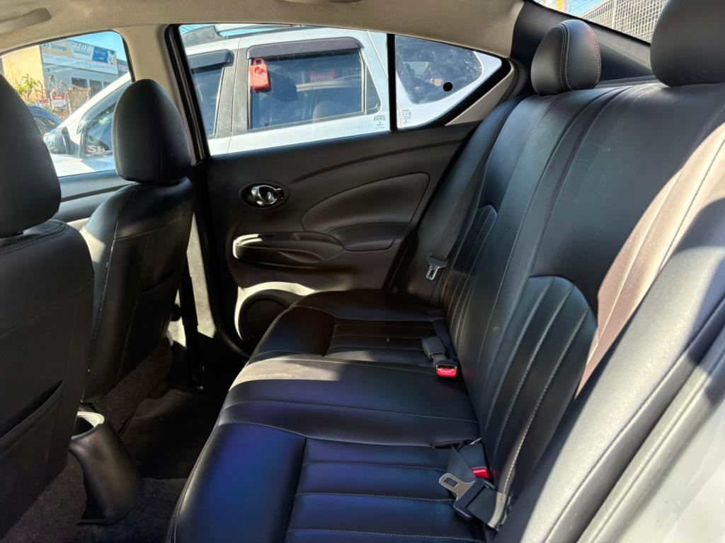 NISSAN Versa Sedan - Foto