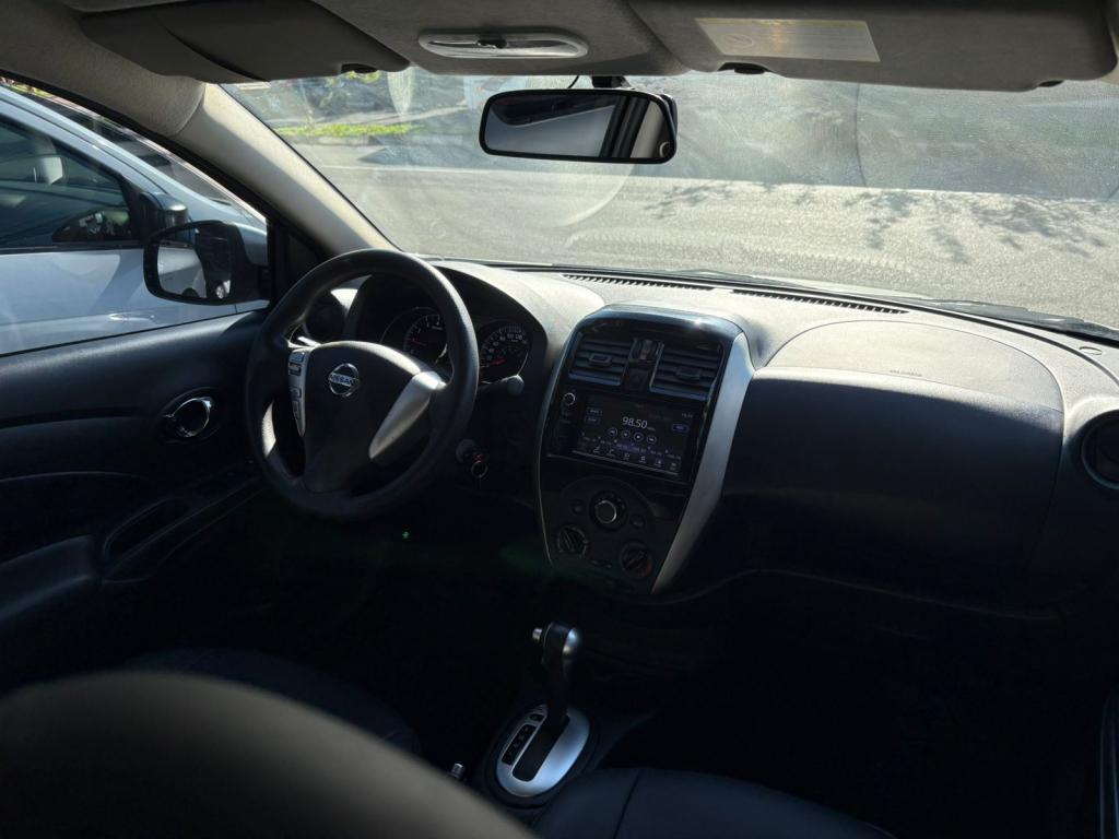 NISSAN Versa Sedan - Foto