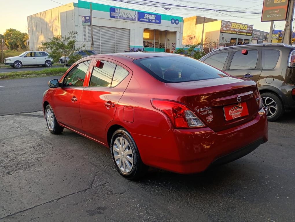 NISSAN Versa Sedan - Foto