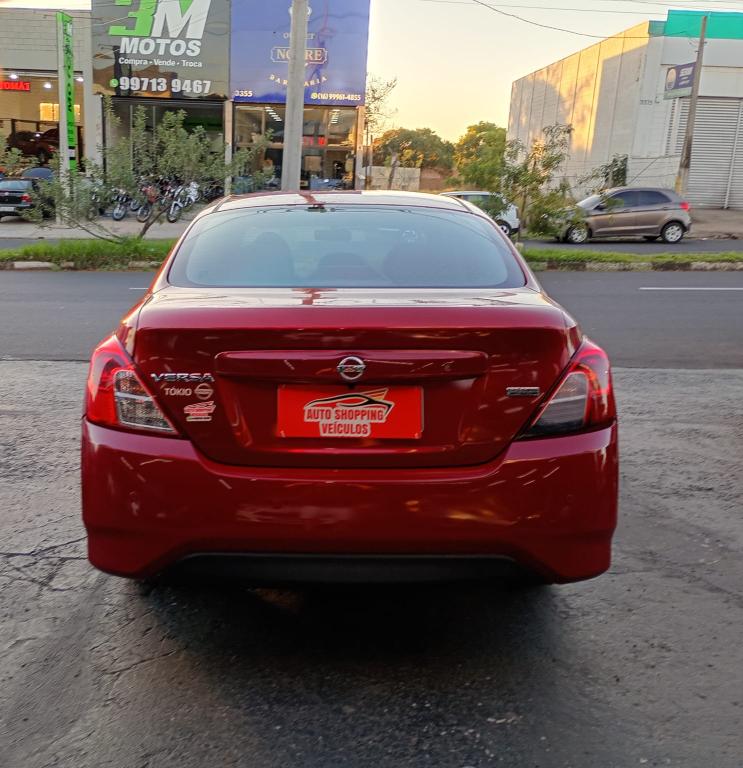 NISSAN Versa Sedan - Foto