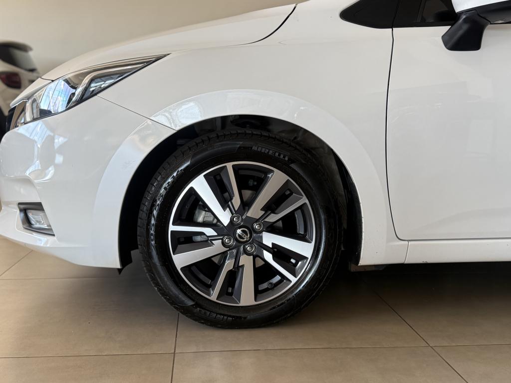 NISSAN Versa Sedan - Foto