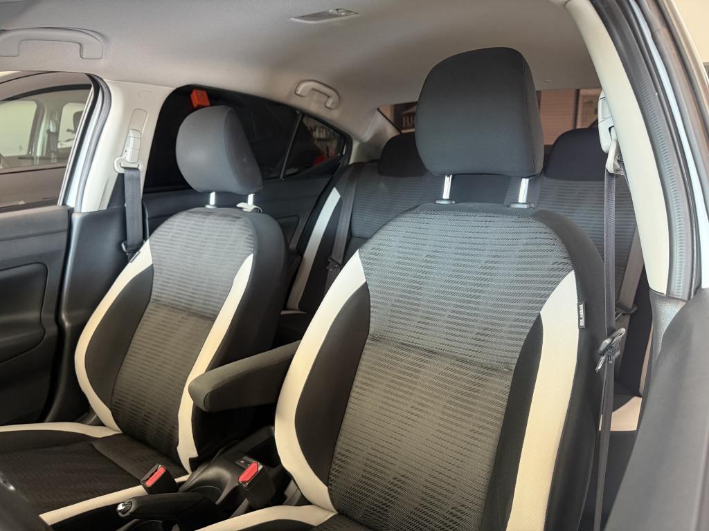 NISSAN Versa Sedan - Foto