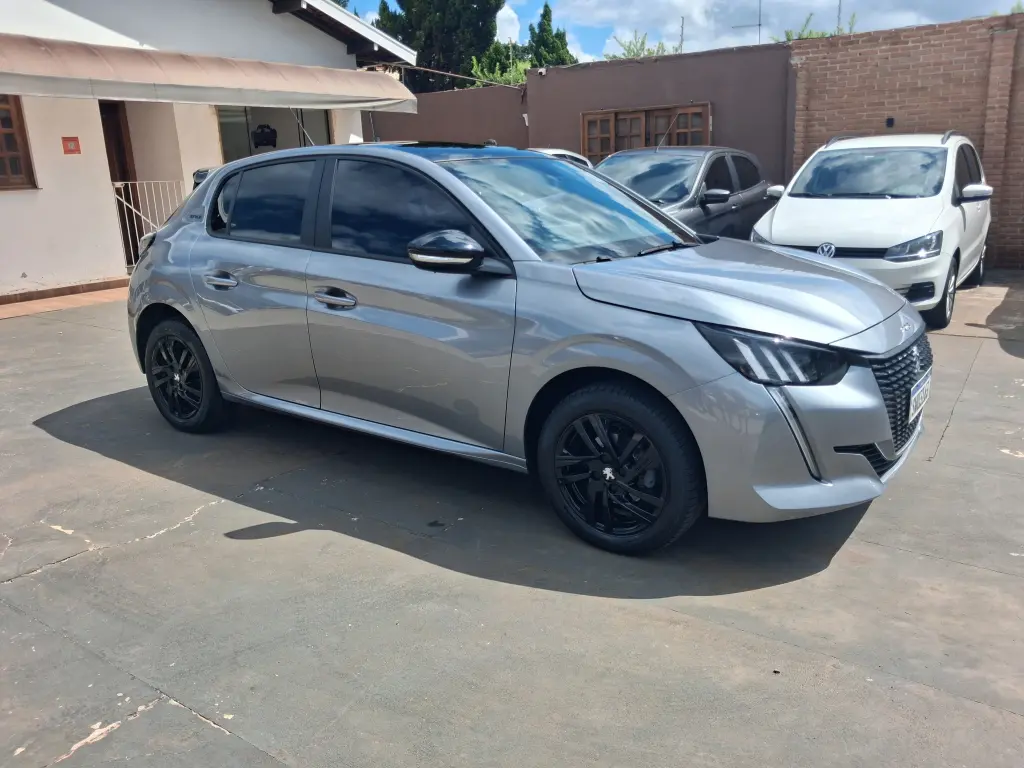 PEUGEOT 208