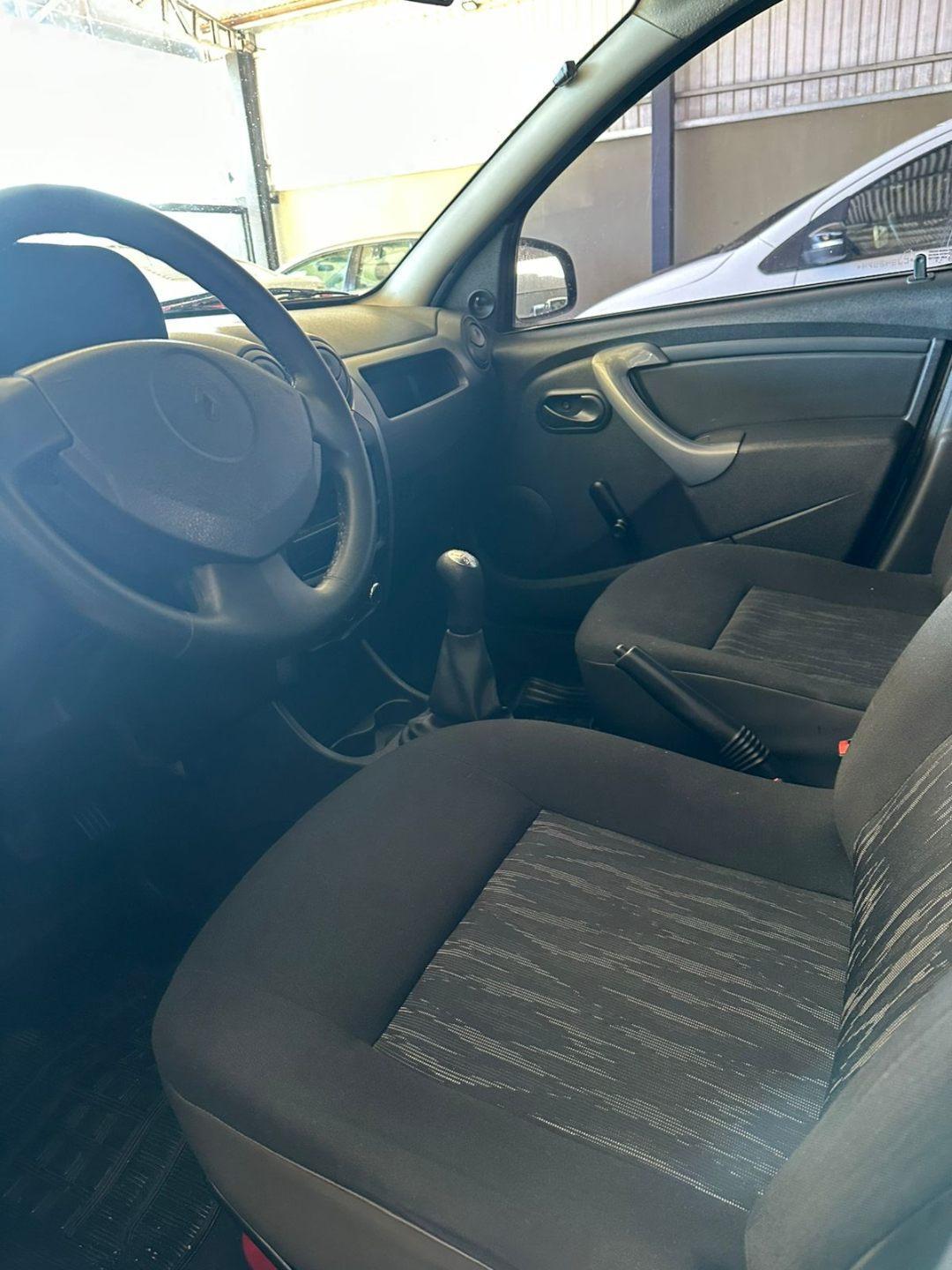 RENAULT Sandero - Foto