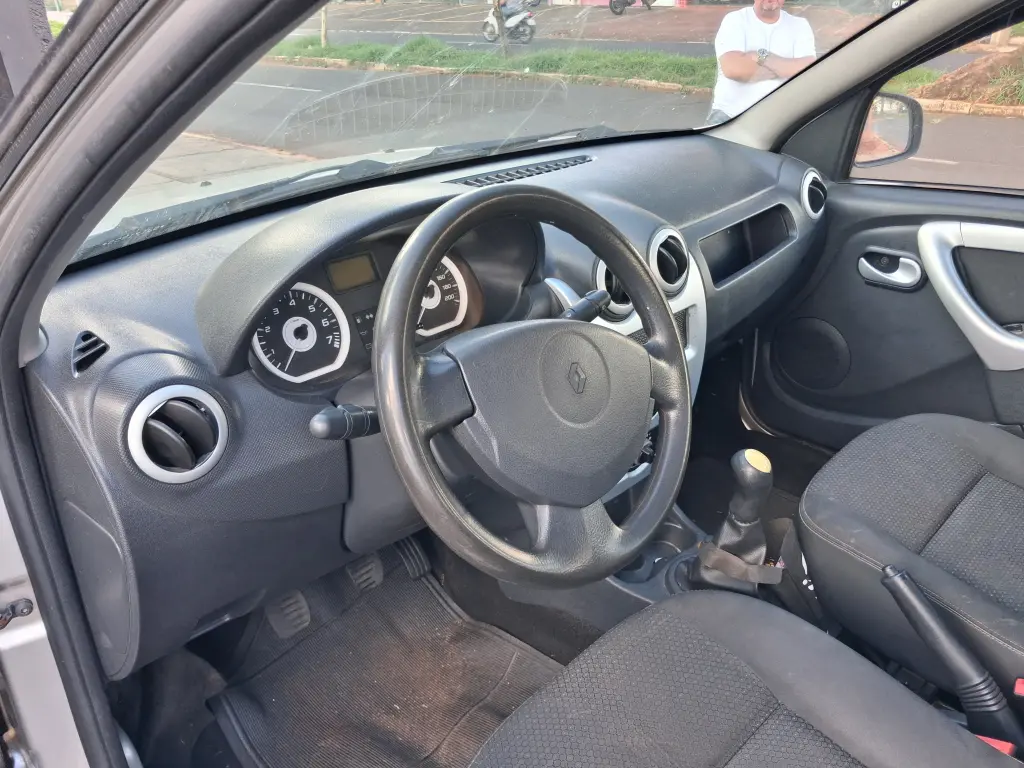 RENAULT Sandero - Foto