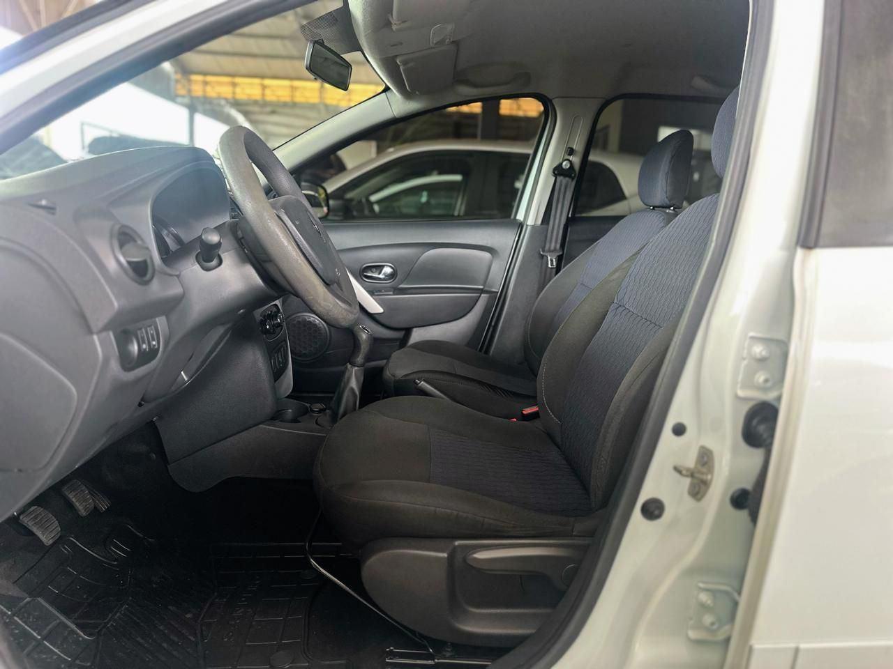 RENAULT Sandero - Foto