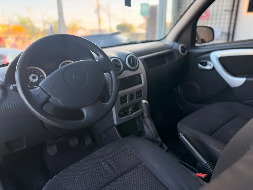 RENAULT Sandero - Foto