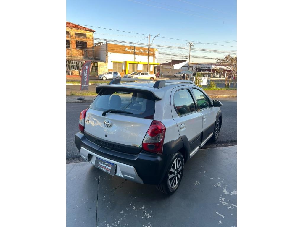 TOYOTA Etios Cross - Foto