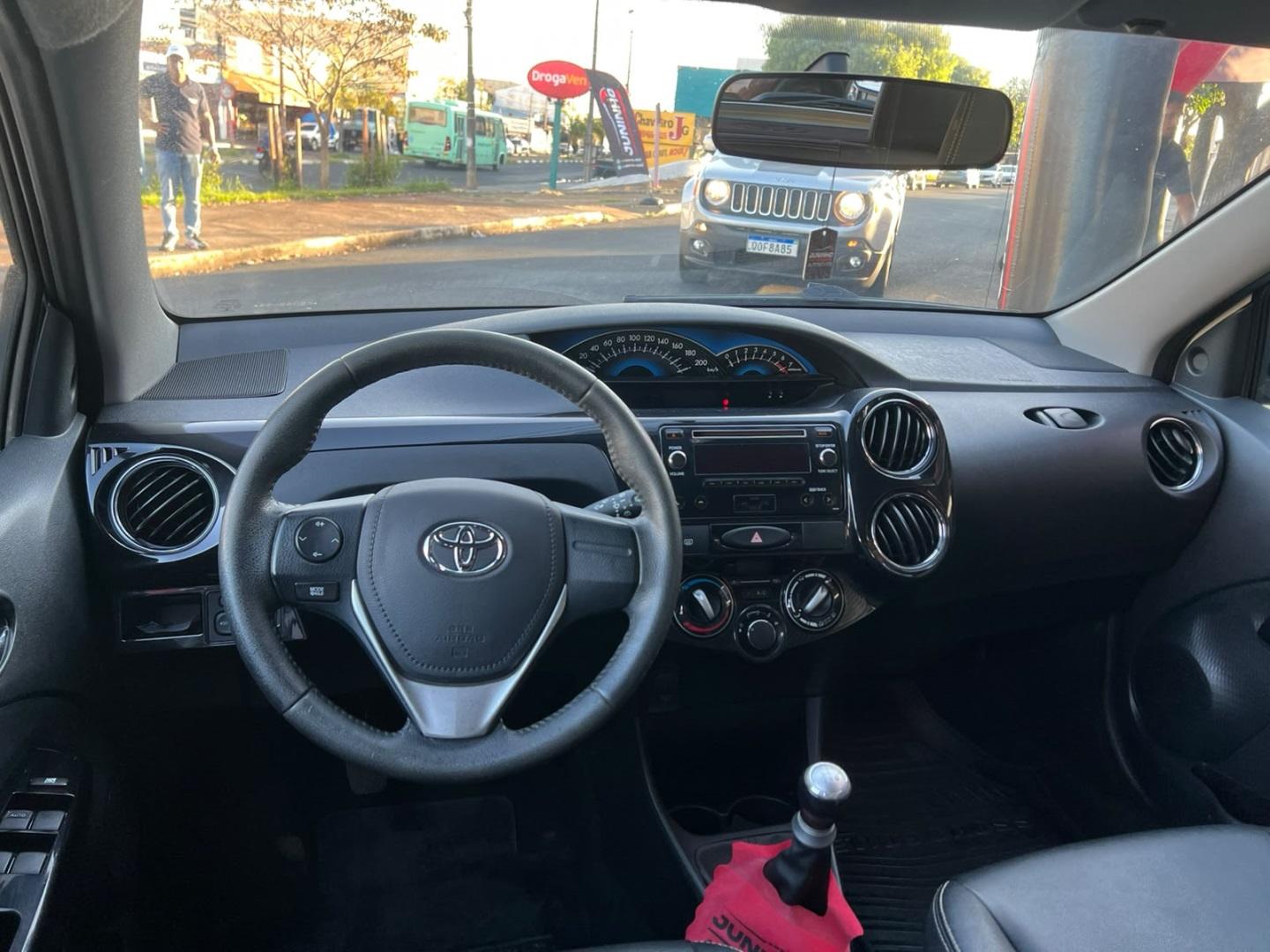 TOYOTA Etios Cross - Foto