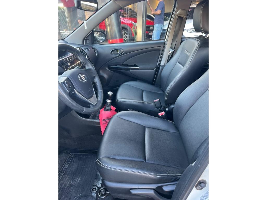 TOYOTA Etios Cross - Foto