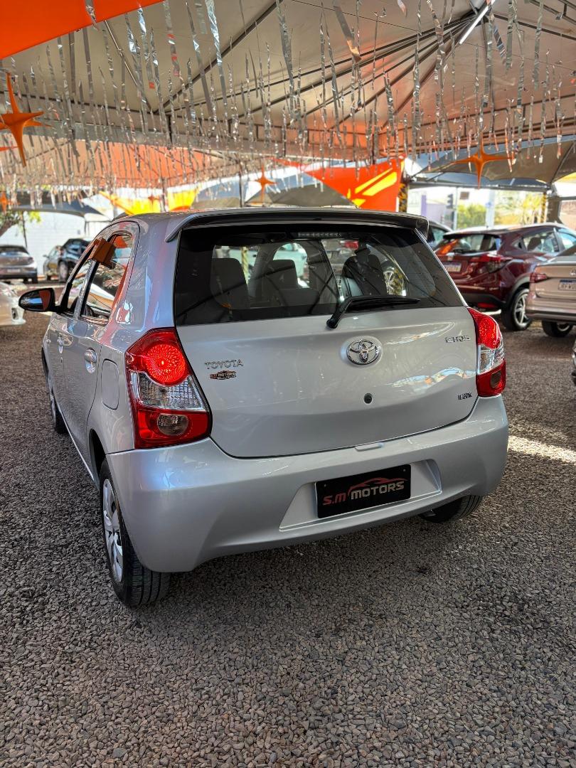 TOYOTA Etios Hatch - Foto