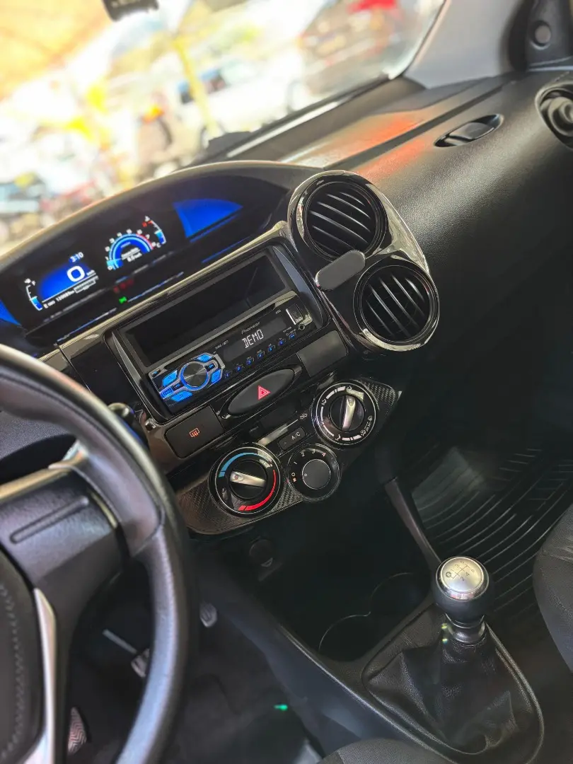 TOYOTA Etios Hatch - Foto