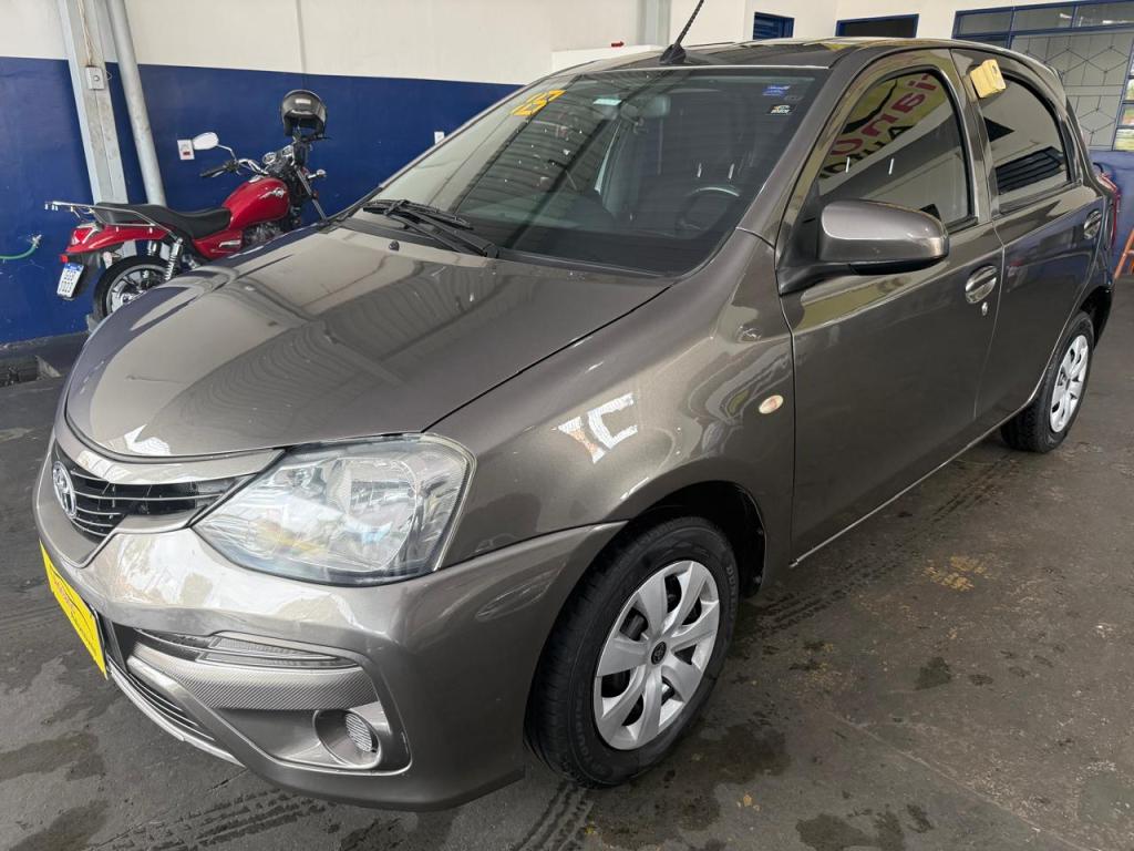 TOYOTA Etios Hatch - Foto
