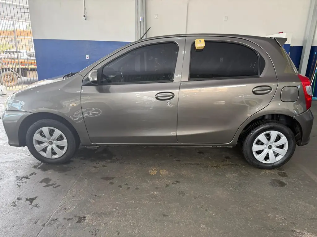 TOYOTA Etios Hatch - Foto