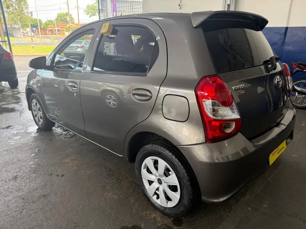 TOYOTA Etios Hatch - Foto