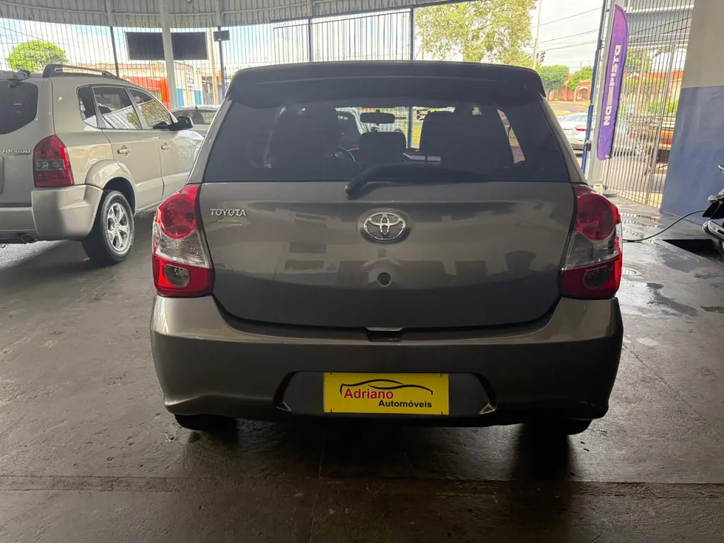 TOYOTA Etios Hatch - Foto