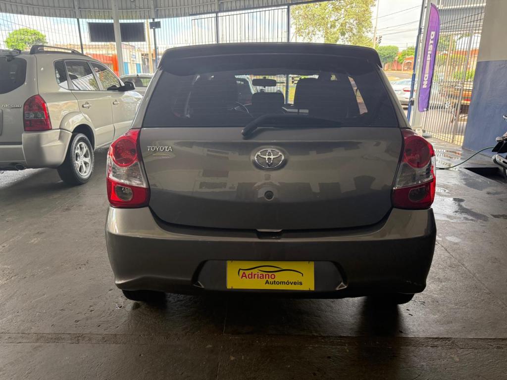 TOYOTA Etios Hatch - Foto