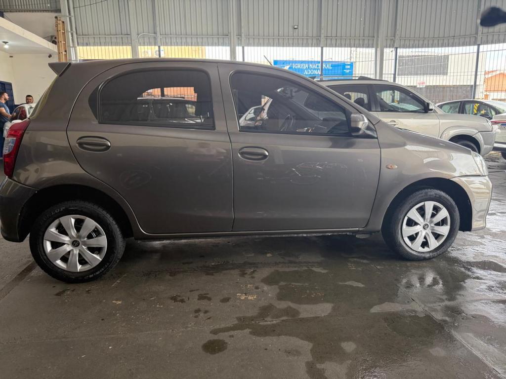 TOYOTA Etios Hatch - Foto