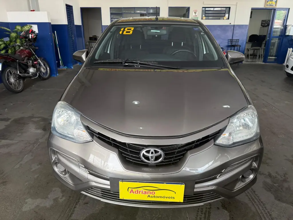 TOYOTA Etios Hatch - Foto