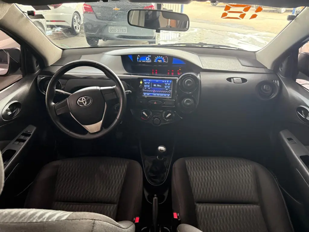 TOYOTA Etios Hatch - Foto